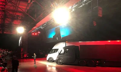 Tesla inicia entregas del camión Semi
