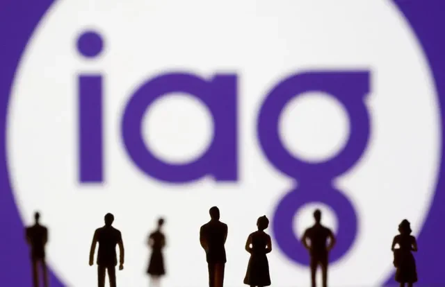 FOTO DE ARCHIVO: Pequeñas figuras de juguete se observan frente al logotipo exhibido de IAG (Insurance Australia Group) nesta ilustração tomada el 8 de noviembre de 2021. REUTERS/Dado Ruvic/Ilustración/Foto de archivo