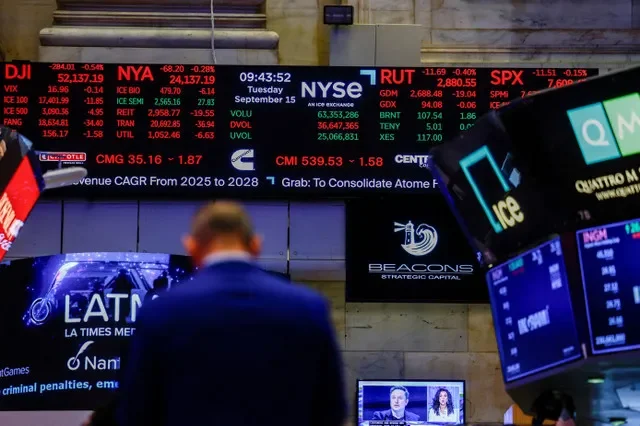 صورة أرشيفية: شاشة تعرض معلومات سوق الأسهم بعد جرس الافتتاح في بورصة نيويورك (NYSE) في مدينة نيويورك، الولايات المتحدة، 15 سبتمبر 2026.