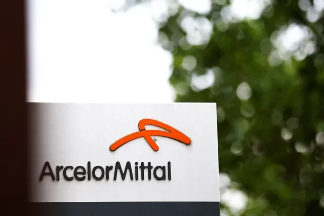 โลโก้ของผู้ผลิตเหล็ก ArcelorMittal บริเวณภายนอกอาคารสำนักงานของบริษัทในแซ็ง-เดอนี ใกล้กรุงปารีส ประเทศฝรั่งเศส เมื่อวันที่ 23 กรกฎาคม 2026 REUTERS/Sarah Meyssonnier