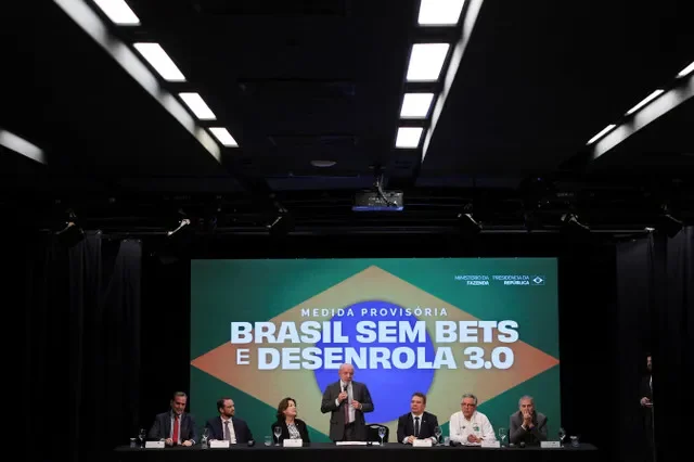 Brazilian President Luiz Inacio Lula da Silva, a candidate for reelection for the Workers' Party (PT), announces a national ban on the operation of online betting companies, known locally as "bets" and other economic measures aimed at protecting families and working-class households, in Sao Paulo, Brazil, September 25, 2026. REUTERS/Amanda Perobelli