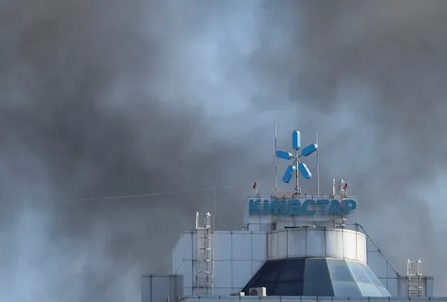 Smoke rises over the headquarters of Kyivstar, one of Ukraine's largest telecoms companies, hit by a Russian jet drone strike, amid Russia's attack on Ukraine, in Kyiv, Ukraine September 27, 2026. REUTERS/Gleb Garanich