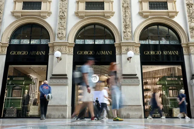 ẢNH TƯ LIỆU: Mọi người đi ngang qua một cửa hàng Giorgio Armani tại Galleria Vittorio Emanuele II, ở Milan, Ý, ngày 5 tháng 9 năm 2025. REUTERS/Gonzalo Fuentes//Ảnh tư liệu/Ảnh tư liệu