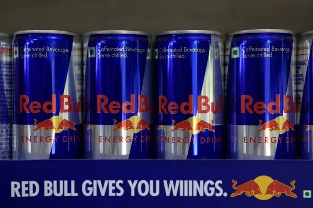 صورة من الأرشيف: علب Red Bull معروضة للبيع داخل أحد المتاجر في نيودلهي، الهند، 27 يوليو 2026. رويترز/بهافيكا تشابرا/صورة من الأرشيف