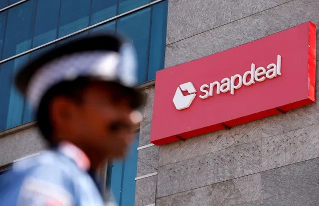 FOTO DE ARQUIVO: Um segurança privado permanece no portão da sede da Snapdeal em Gurugram, nos arredores de Nova Délhi, Índia, em 3 de abril de 2017. REUTERS/Adnan Abidi/Foto de arquivo