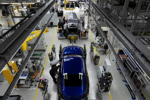 Técnicos trabalham na linha de montagem dos veículos Rolls-Royce Cullinan e Spectre na fábrica da Rolls-Royce Motor Cars em Goodwood, perto de Chichester, Grã-Bretanha, em 28 de maio de 2025. REUTERS/Carlos Jasso