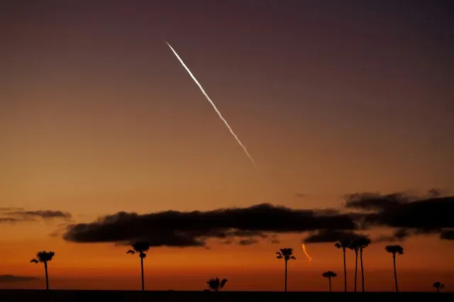 FOTO DE ARCHIVO: Lanzamiento vespertino de un cohete Falcon 9 de SpaceX que transporta 22 satélites Starlink a la órbita terrestre baja, visto sobre el Océano Pacífico desde Encinitas, California, Estados Unidos, el 1 de abril de 2024. REUTERS/Mike Blake/Foto de archivo