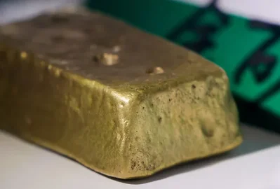 الذهب يتراجع 2% بفعل رهانات الفائدة
