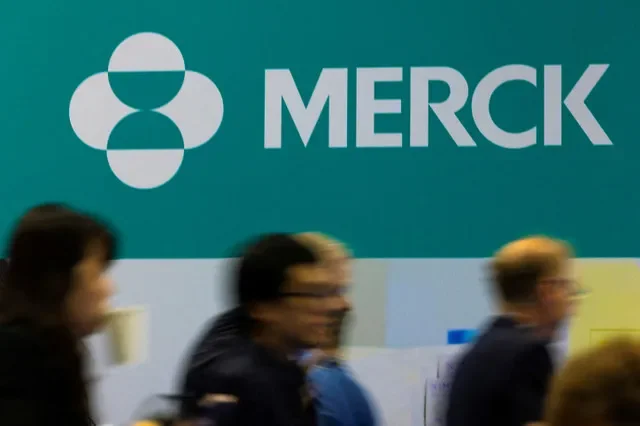 ภาพแฟ้ม: ผู้เข้าร่วมงานเดินผ่านโลโก้ของ Merck ในการประชุมนานาชาติ BIO 2026 ซึ่งเป็นการประชุมของผู้นำด้านเภสัชกรรมและเทคโนโลยีชีวภาพ ณ เมืองซานดิเอโก รัฐแคลิฟอร์เนีย สหรัฐอเมริกา เมื่อวันที่ 23 มิถุนายน 2026