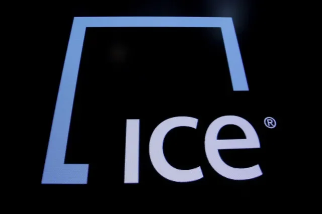 شاشة تعرض رمز السهم وشعار شركة Intercontinental Exchange Inc. (ICE) في قاعة تداول بورصة نيويورك (NYSE) في 1 مارس 2016. REUTERS/بريندان ماكديرميد