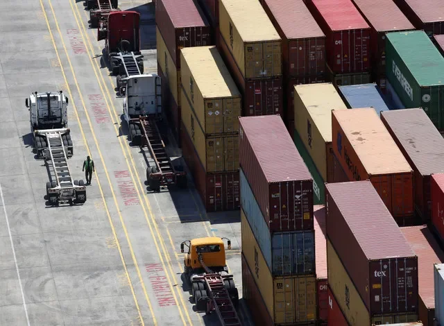 Các công nhân xếp chồng các container rỗng để lưu kho tại Cảng Wando Welch do Cơ quan Cảng Nam Carolina vận hành ở Mount Pleasant, Nam Carolina, Hoa Kỳ, ngày 10 tháng 5 năm 2018. Ảnh chụp ngày 10 tháng 5 năm 2018. REUTERS/Randall Hill