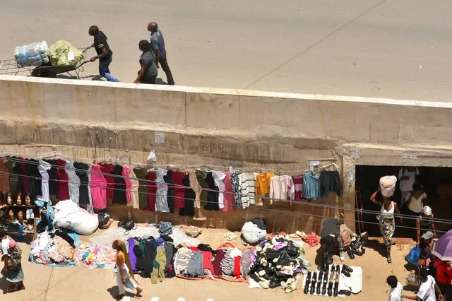 Vendedores ofrecen productos en un mercado de Lusaka, Zambia, el 23 de febrero de 2024. REUTERS/Namukolo Siyumbwa