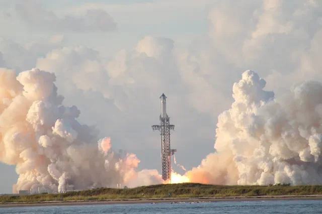 O Starship da SpaceX decola no Voo 14 em 28 de setembro. Esta cena foi registrada no parque Isla Blanca, na Ilha South Padre.