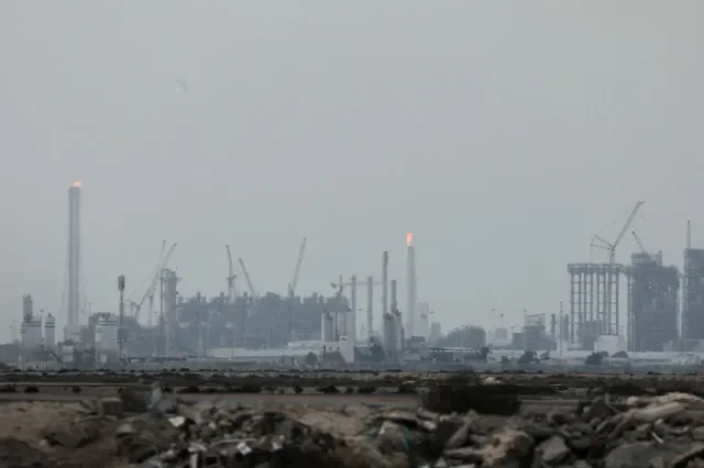 Instalações de produção de gás natural liquefeito (GNL) da QatarEnergy, em meio ao conflito dos EUA e Israel com o Irã, na Cidade Industrial de Ras Laffan, Catar, 2 de março de 2026. REUTERS/Stringer