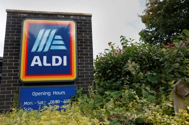 Biểu tượng một cửa hàng Aldi tại Northwich, Anh, ngày 9 tháng 9 năm 2024. REUTERS/Jason Cairnduff