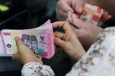 La rupia cae por encima de las 18.000 por dólar