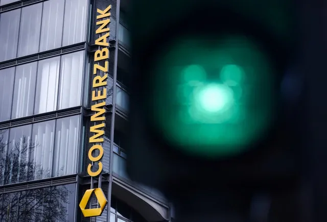 แฟ้มภาพ: แสงไฟสัญญาณจราจรส่องสว่างใกล้โลโก้ Commerzbank ที่สาขาแห่งหนึ่ง ในเมืองโคโลญ ประเทศเยอรมนี วันที่ 16 มีนาคม 2026 REUTERS/ทิโล ชเมลเกน/แฟ้มภาพ