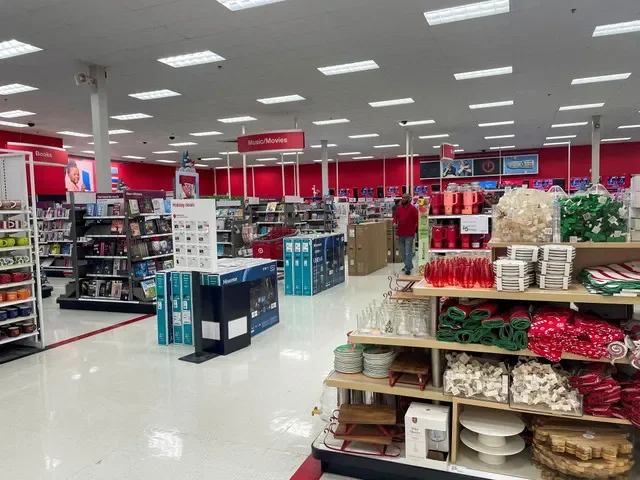 ทัศนียภาพของร้าน Target ในเมืองเอ็ดจ์วอเตอร์ รัฐนิวเจอร์ซีย์ สหรัฐอเมริกา เมื่อวันที่ 29 พฤศจิกายน 2024 รอยเตอร์/ซิดดาร์ธ คาวาเล