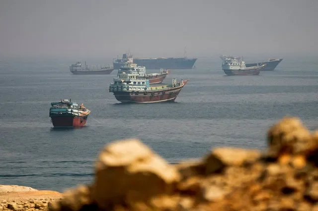 FOTO DE ARQUIVO: Embarcações perto do estreito de Ormuz, vistas a partir de Musandam, Omã, a 31 de agosto de 2026. REUTERS/Stringer/File Photo