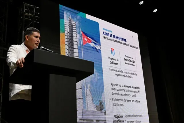 Bộ trưởng Bộ Ngoại thương và Đầu tư Nước ngoài Cuba Oscar Perez-Oliva Fraga phát biểu tại Hội chợ Quốc tế La Habana lần thứ 41 (FIHAV) ở La Habana, Cuba, ngày 25 tháng 11 năm 2025. REUTERS/Norlys Perez
