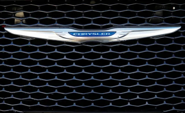 FOTO DE ARQUIVO: Uma placa indica um veículo à venda na concessionária Clark Chrysler Jeep Dodge Ram em Methuen, Massachusetts, EUA, em 25 de janeiro de 2017. REUTERS/Brian Snyder/Foto de arquivo
