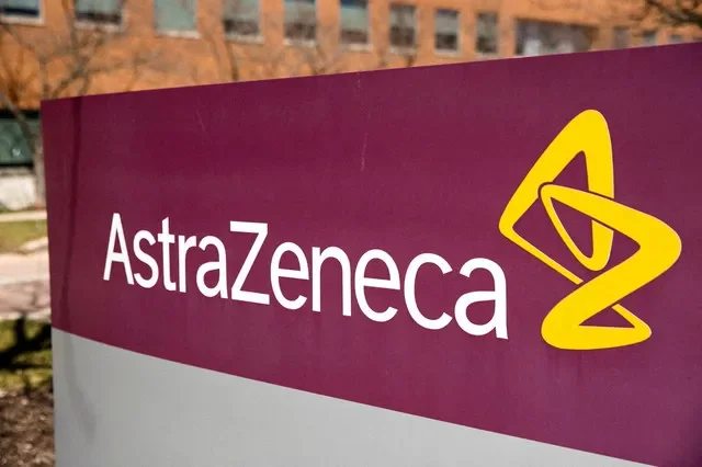 FOTO DE ARQUIVO: O logotipo da AstraZeneca do lado de fora de sua sede na América do Norte em Wilmington, Delaware, Estados Unidos, em 22 de março de 2021.