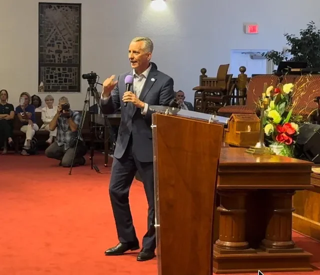O candidato democrata a governador da Flórida, David Jolly, discursou para a multidão no comício de mobilização eleitoral na Igreja Batista Missionária St. John em 28 de setembro de 2026.