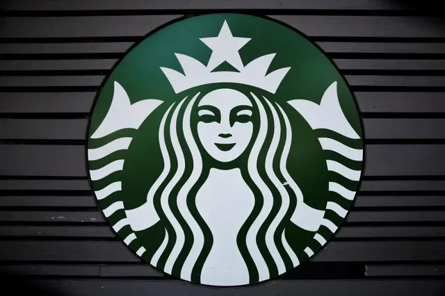 FILE PHOTO: A Starbucks logo is pictured in Los Angeles, California, U.S., September 25, 2025. REUTERS/Daniel Cole/File Photo