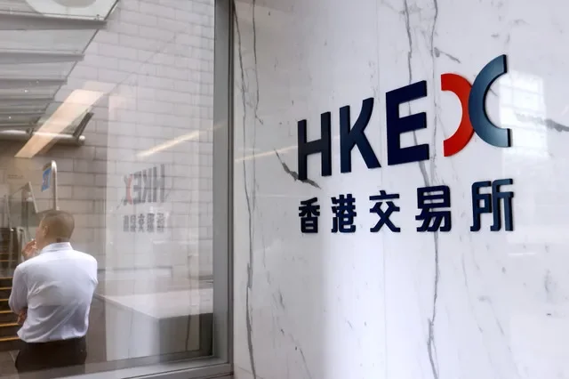 صورة أرشيفية: شعار شركة بورصات ومقاصة هونغ كونغ المحدودة (HKEX) في المنطقة المالية المركزية في هونغ كونغ، الصين في 14 سبتمبر 2020.