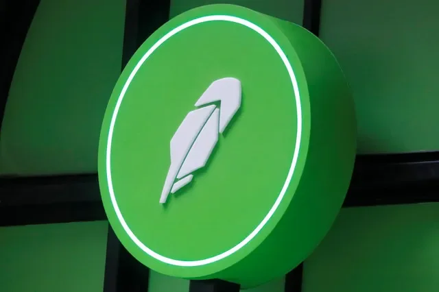شعار Robinhood Markets, Inc. يظهر في فعالية ترويجية في وول ستريت بعد IPO للشركة في مدينة نيويورك، الولايات المتحدة، 29 يوليو 2021. REUTERS/أندرو كيلي