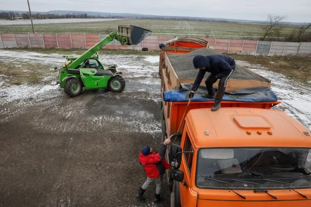 Empleados de una explotación agrícola local cargan semillas de girasol en un camión cerca de un almacén en las inmediaciones del pueblo de Lozuvatka, región de Dnipropetrovsk, Ucrania, el 23 de enero de 2024. REUTERS/Alina Smutko