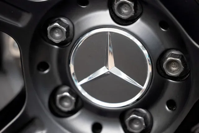 ภาพแฟ้ม: โลโก้ดาวของ Mercedes ในงานนำเสนอเทคโนโลยียานยนต์สำหรับรุ่นพรีเมียม AMG ในกรุงเบอร์ลิน ประเทศเยอรมนี วันที่ 9 มิถุนายน 2026 รอยเตอร์/อักเซล ชมิดท์/ภาพแฟ้ม