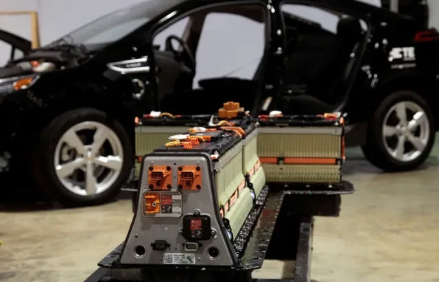FILE PHOTO: The battery, with its cover removed, from a Chevrolet Volt electric vehicle from General Motors is seen next to the vehicle at a design studio in Troy, Michigan January 18, 2012. REUTERS/Rebecca Cook/File Photo