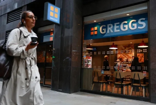 Una mujer pasa por delante de una sucursal de la cadena británica de panaderías Greggs en Londres, Gran Bretaña, el 29 de septiembre de 2026. REUTERS/Hiba Kola