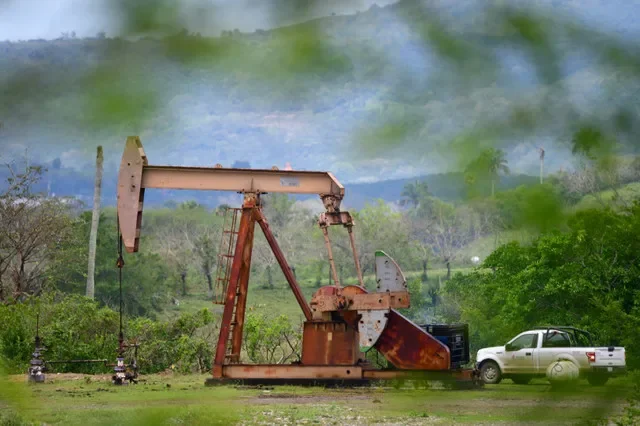 مضخة نفطية تعمل في بئر تديره شركة النفط الحكومية المكسيكية Pemex في أرويو فلوريدو بولاية فيراكروز في المكسيك، 10 أبريل 2026. REUTERS/أوسكار مارتينيز