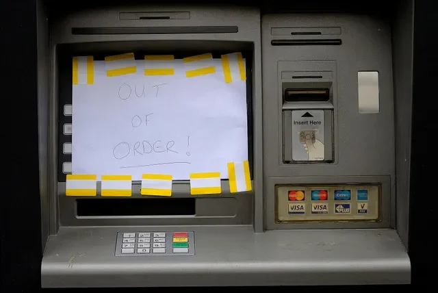 ẢNH TƯ LIỆU: Biển báo ngừng hoạt động gắn trên máy ATM ở Liverpool, miền bắc nước Anh, ngày 17 tháng 11 năm 2016. REUTERS/Phil Noble/Ảnh tư liệu