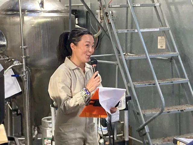 9月26日,州众议员弗朗西斯卡·洪在密尔沃基的Black Husky Brewing进行其巡回首站活动。