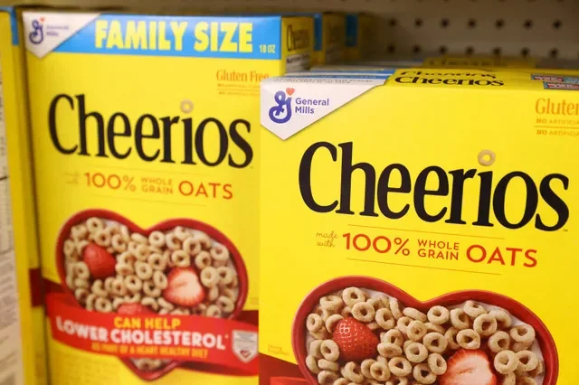 صورة أرشيفية: عبوات من حبوب Cheerios، وهي علامة تجارية مملوكة لشركة General Mills، تظهر في متجر في مانهاتن، نيويورك، الولايات المتحدة، 12 نوفمبر 2021. رويترز/أندرو كيلي/صورة أرشيفية