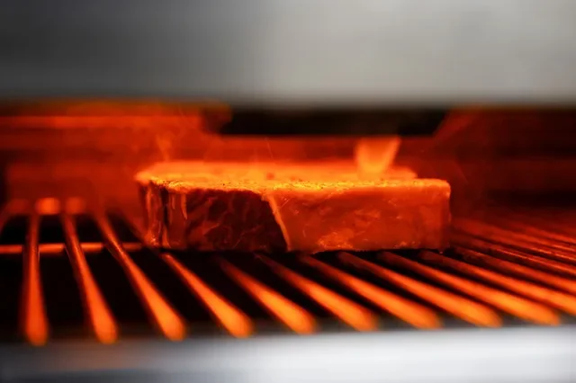 Bistecs de carne vacuna se cocinan en la cocina del restaurante Wolfgang's Steakhouse, especializado en carne de res estadounidense de alta calidad, en Pekín, China, el 8 de septiembre de 2021. Foto tomada el 8 de septiembre de 2021. REUTERS/Carlos Garcia Rawlins