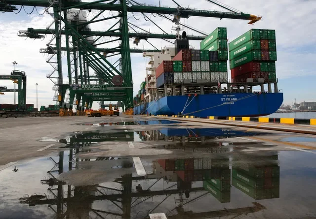 Un barco es descargado en la Terminal de Contenedores New Priok One en Tanjung Priok, al norte de Yakarta, Indonesia, el 16 de noviembre de 2016. REUTERS/Darren Whiteside