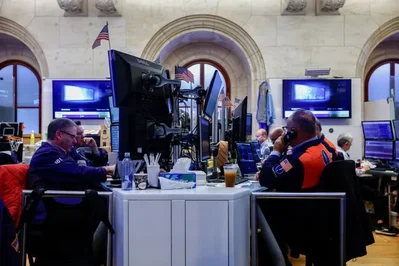 Wall Street Dips as Bond Yields Rise