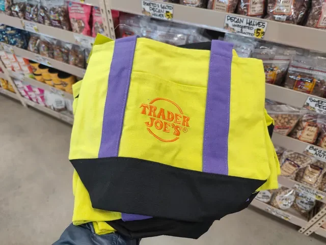 Trader Joe’s萬聖節主題「不給糖就搗蛋」迷你帆布托特包系列中的全新萊姆綠款式。