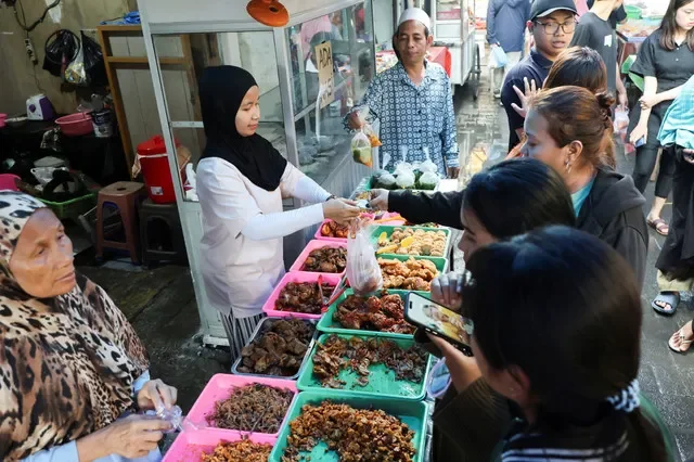 People shop in Denpasar, Bali, Indonesia, February 22, 2026. REUTERS/Johannes P. Christo/File Photo