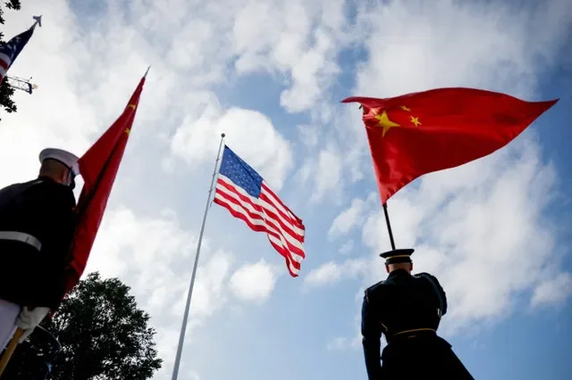 2026年9月24日,美国华盛顿特区,白宫南草坪上仪仗队队员手持中国国旗,一面美国国旗在风中飘扬。路透社/Evan Vucci