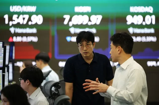Currency dealers talk in front of an electronic board displaying the exchange rate between the U.S. dollar and South Korean won, the Korea Composite Stock Price Index (KOSPI) and South Korean won and the Korea Securities Dealers Automated Quotations (KOSDAQ) at the dealing room of a bank in Seoul, South Korea, June 8, 2026. REUTERS/Kim Hong-Ji