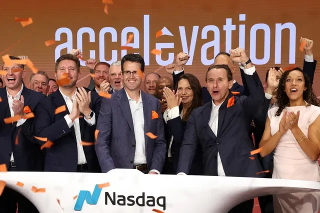Michael Rubiera, fundador y director ejecutivo de Accelevation, toca la campana de apertura para celebrar la IPO de su empresa en el Nasdaq MarketSite de la Ciudad de Nueva York, EE. UU., el 30 de septiembre de 2026. REUTERS/Brendan McDermid