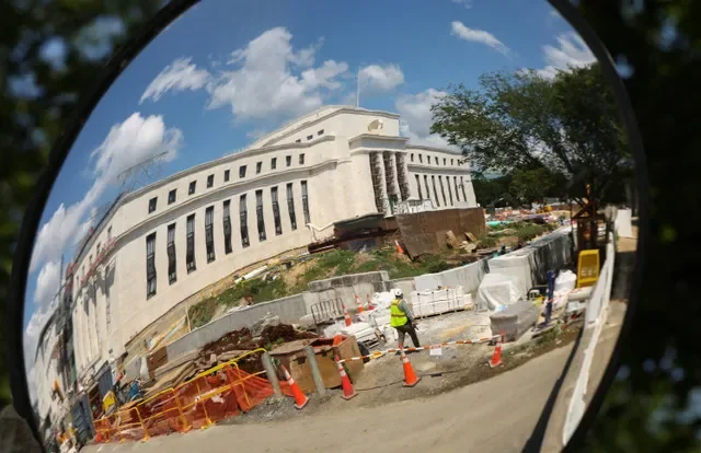 A sede do Fed, onde as obras continuam, é refletida em um espelho em Washington, D.C., Estados Unidos, em 6 de agosto de 2026. REUTERS/Kevin Lamarque