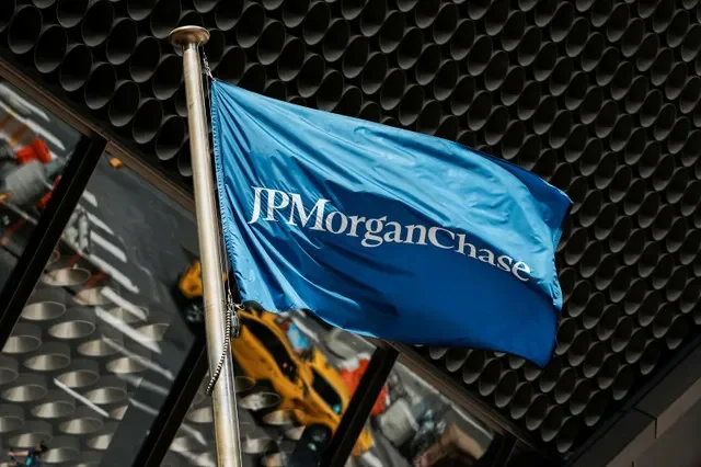 2026年4月1日、米国ニューヨーク市にある同社本社でなびくJPMorgan Chase & Co.のロゴ入り旗。REUTERS/エドゥアルド・ムニョス