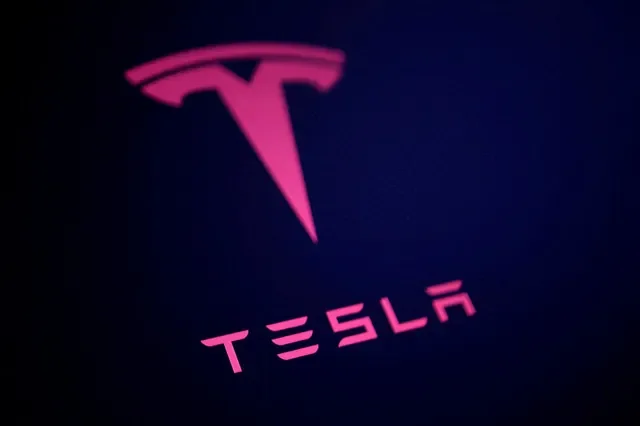 صورة أرشيفية: يظهر شعار Tesla في هذا الرسم التوضيحي الملتقط في 23 يوليو 2025.
