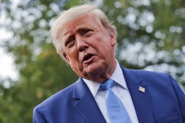 El presidente de EE. UU., Donald Trump, habla con la prensa en la entrada de la Casa Blanca tras un almuerzo con líderes tecnológicos en la Sala Este, en Washington, D.C., EE. UU., el 29 de septiembre de 2026. REUTERS/Jonathan Ernst